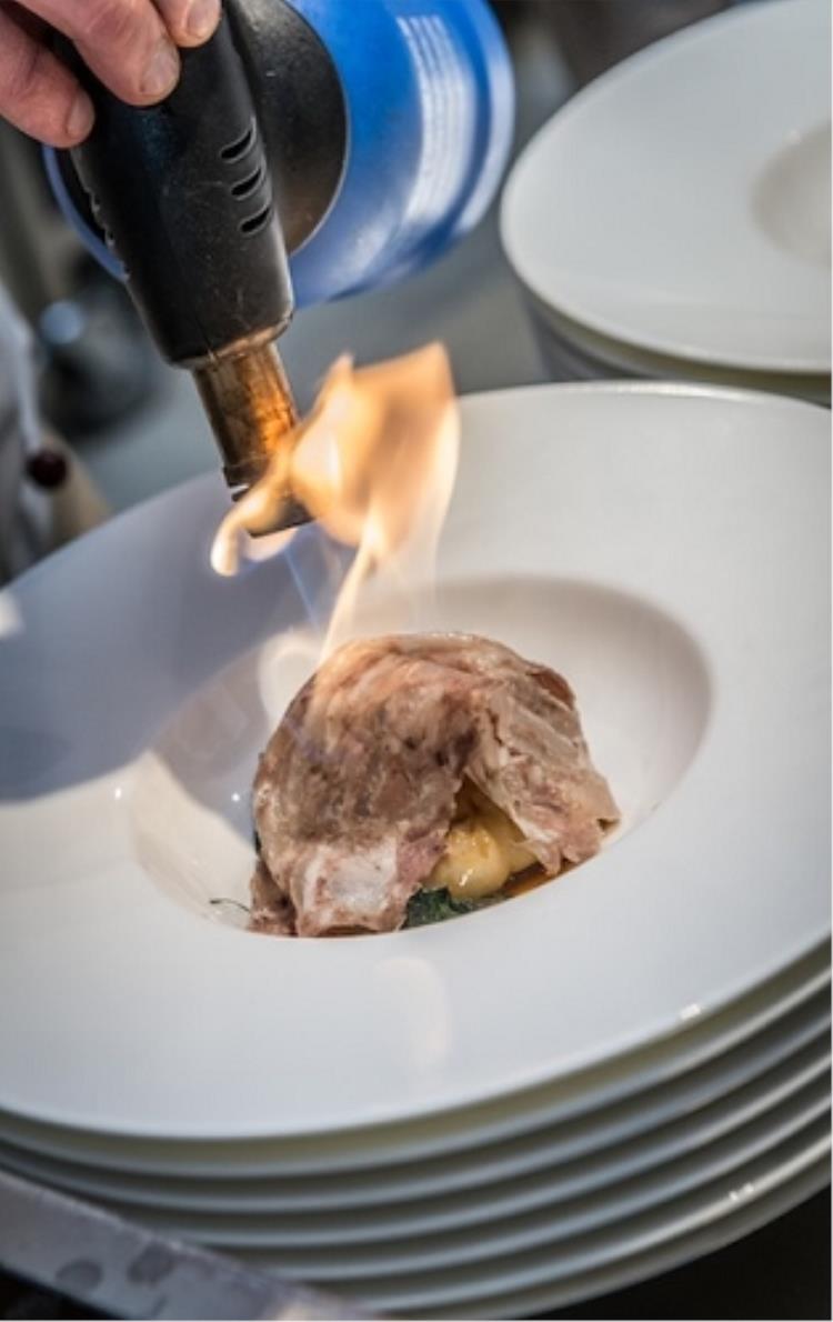 Uova di seppia, erbe di campo e ciccioli (Diego Rossi)